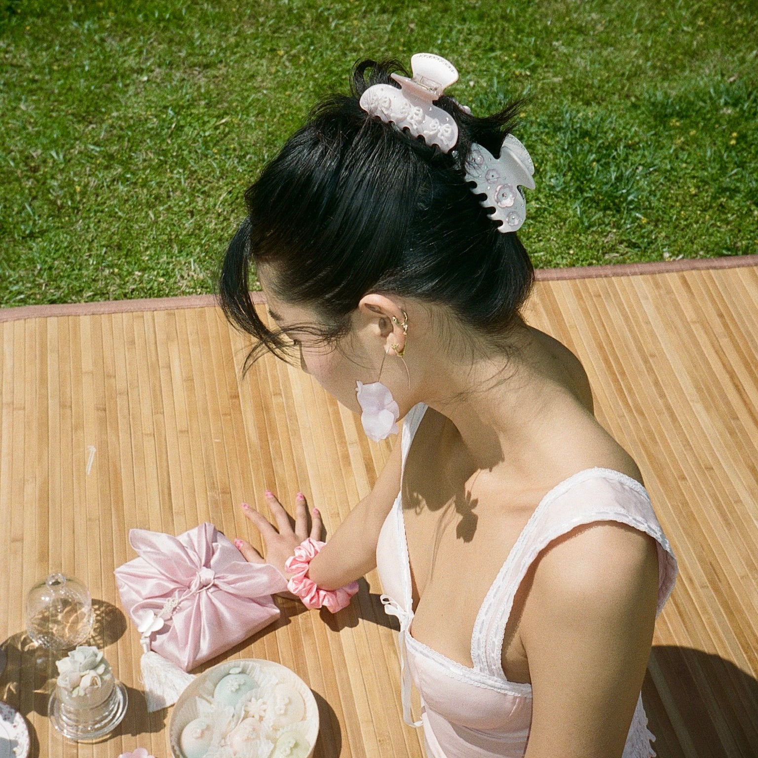 Model showing how to wear Sweetheart Clip in Pink Pixie in hair with another hair claw clip