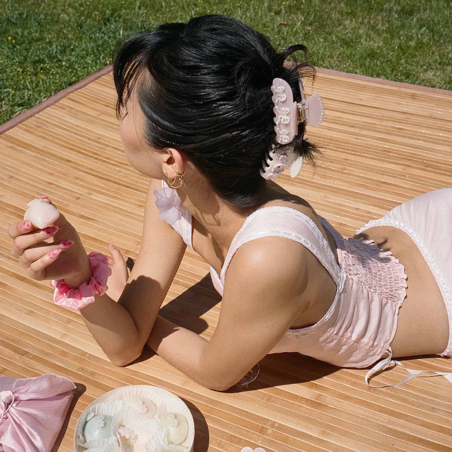 Model showing how to wear Sweetheart Clip in Pink Pixie while eating a sweet treat