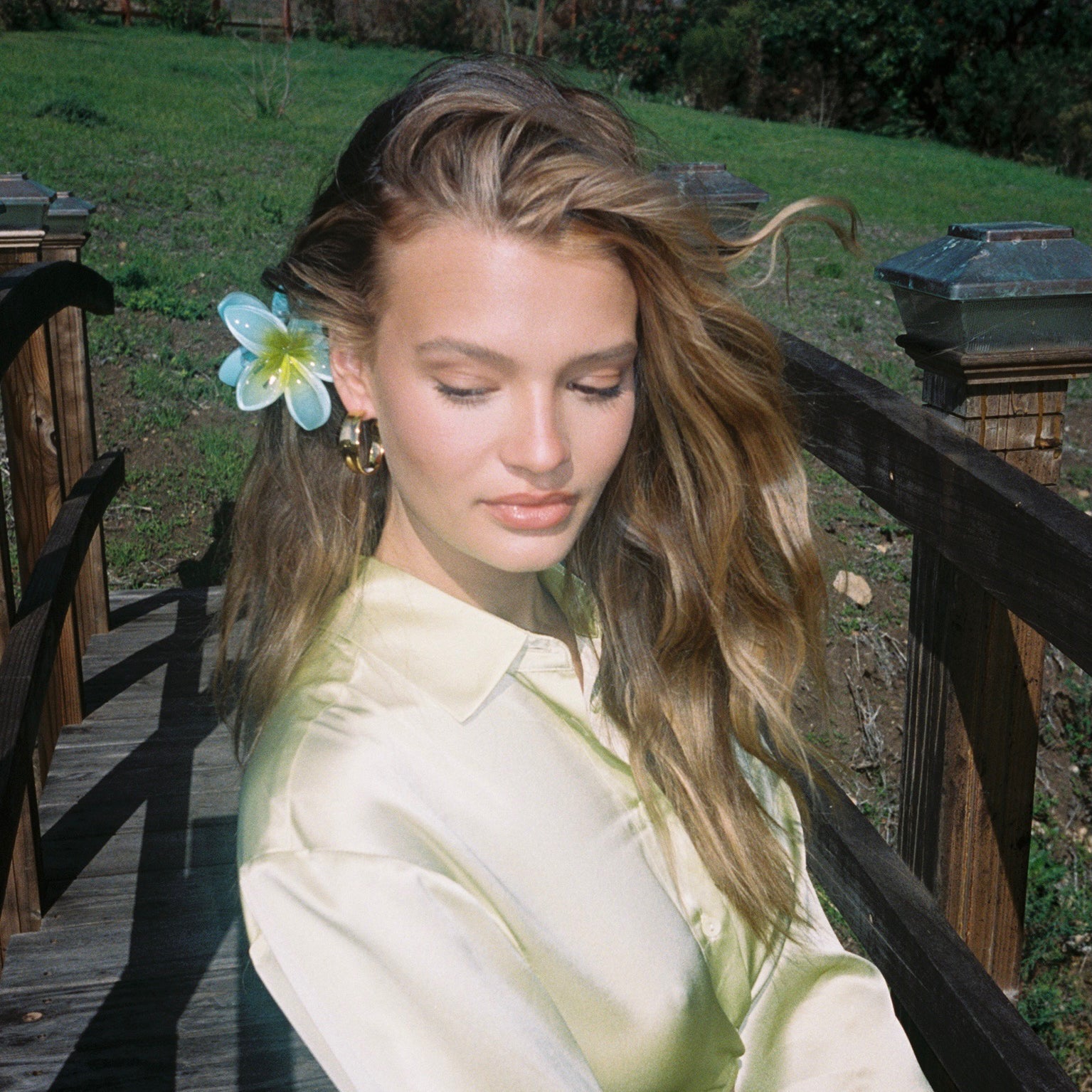 closeup of model with Super Bloom Clip in Maui in hair
