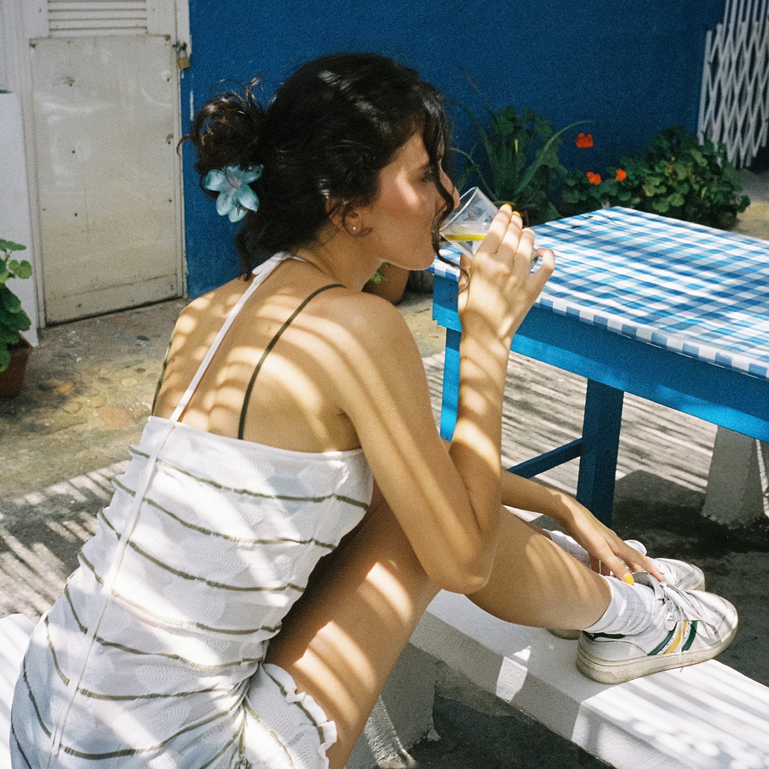 model sitting with Super Bloom Clip in Mint Pearl in hair